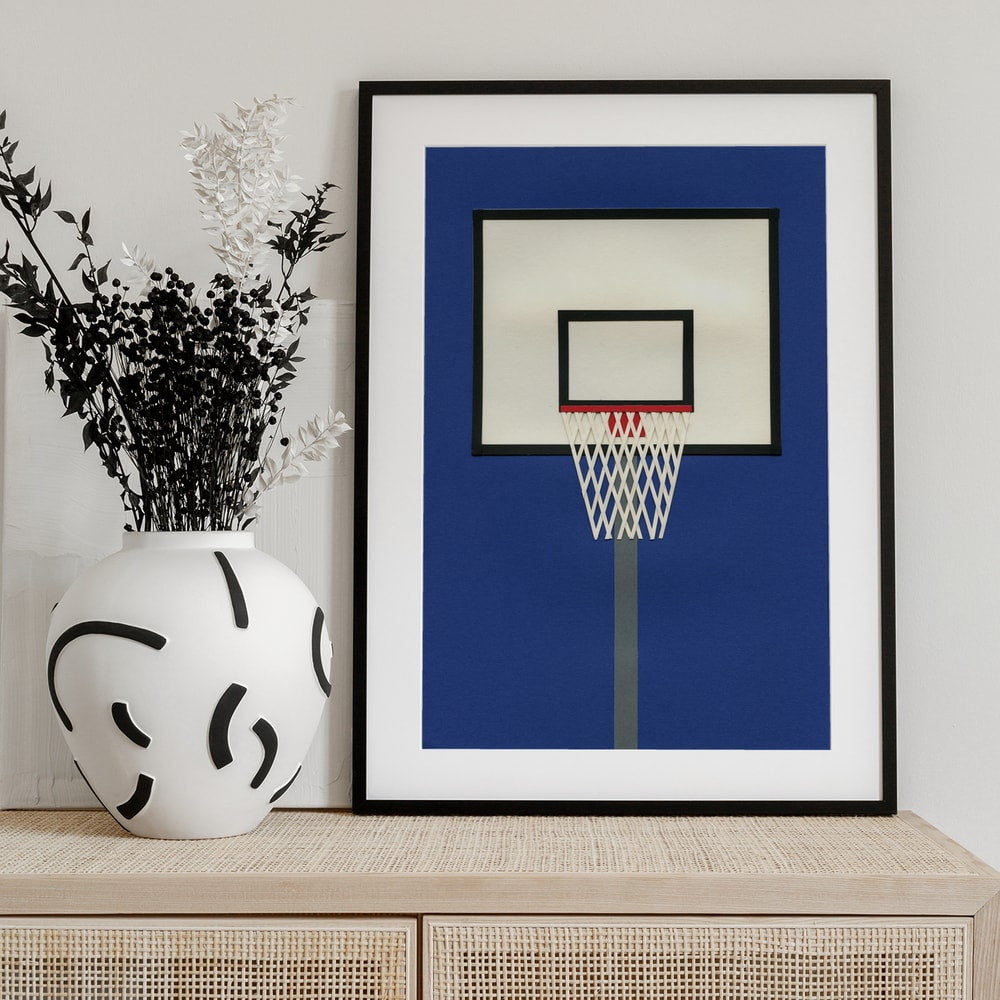 Grafische Illustration eines Basketballkorbs vor dunkelblauem Hintergrund