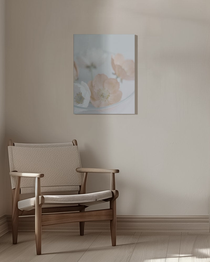 Fotografie zarter cremefarbener und pfirsichfarbener Blüten in einer Glasschale