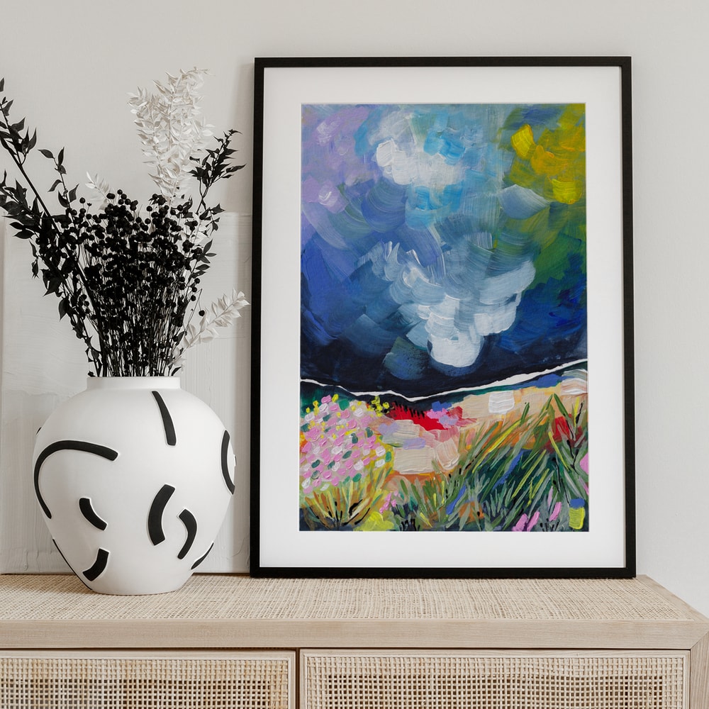Expressives Gemälde einer bunten Blumenwiese unter blau-weißem Wolkenhimmel