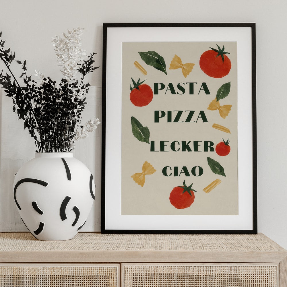 Schriftzug Pasta Pizza Lecker Ciao zwischen Tomaten, Basilikumblättern und Nudeln