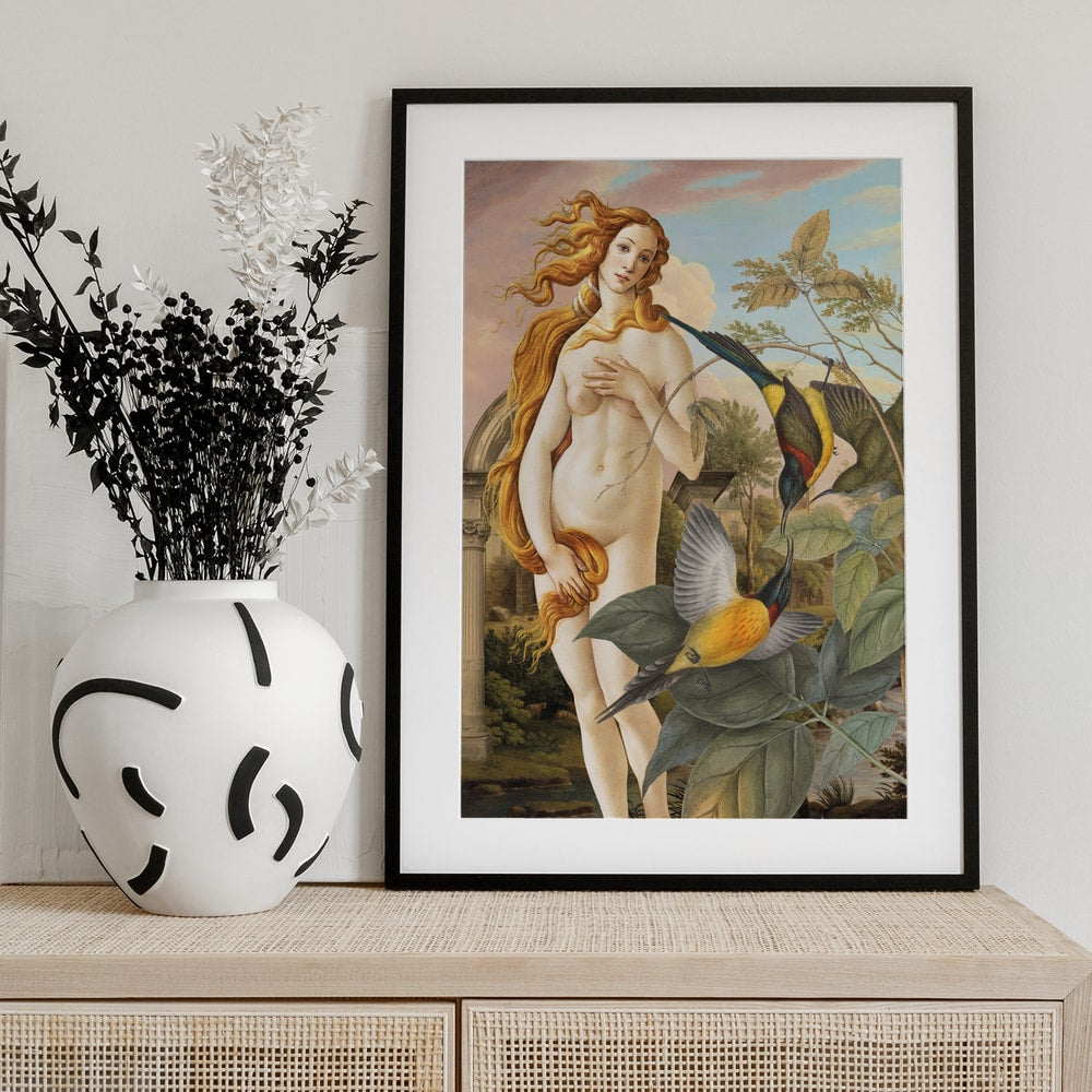 Collage der Venus von Botticelli zwischen bunten tropischen Vögeln und Pflanzen