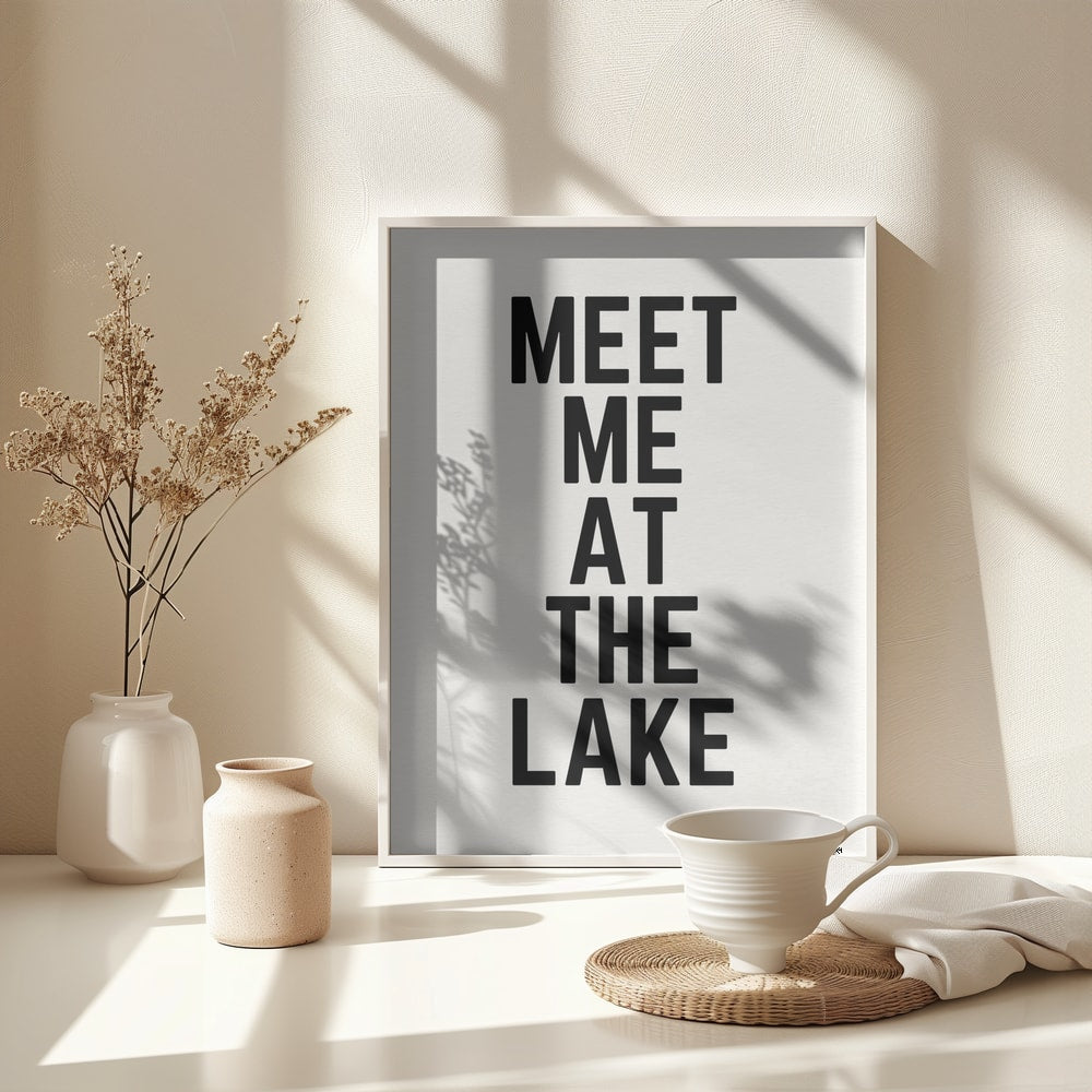 Schwarzer Schriftzug Meet Me at the Lake auf hellem Hintergrund