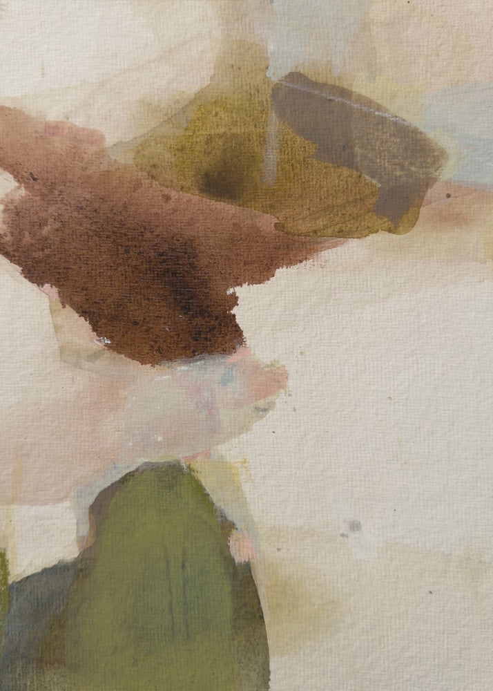 Abstrakte Aquarellflächen in Braun, Olivgrün und Rosé auf hellem Hintergrund
