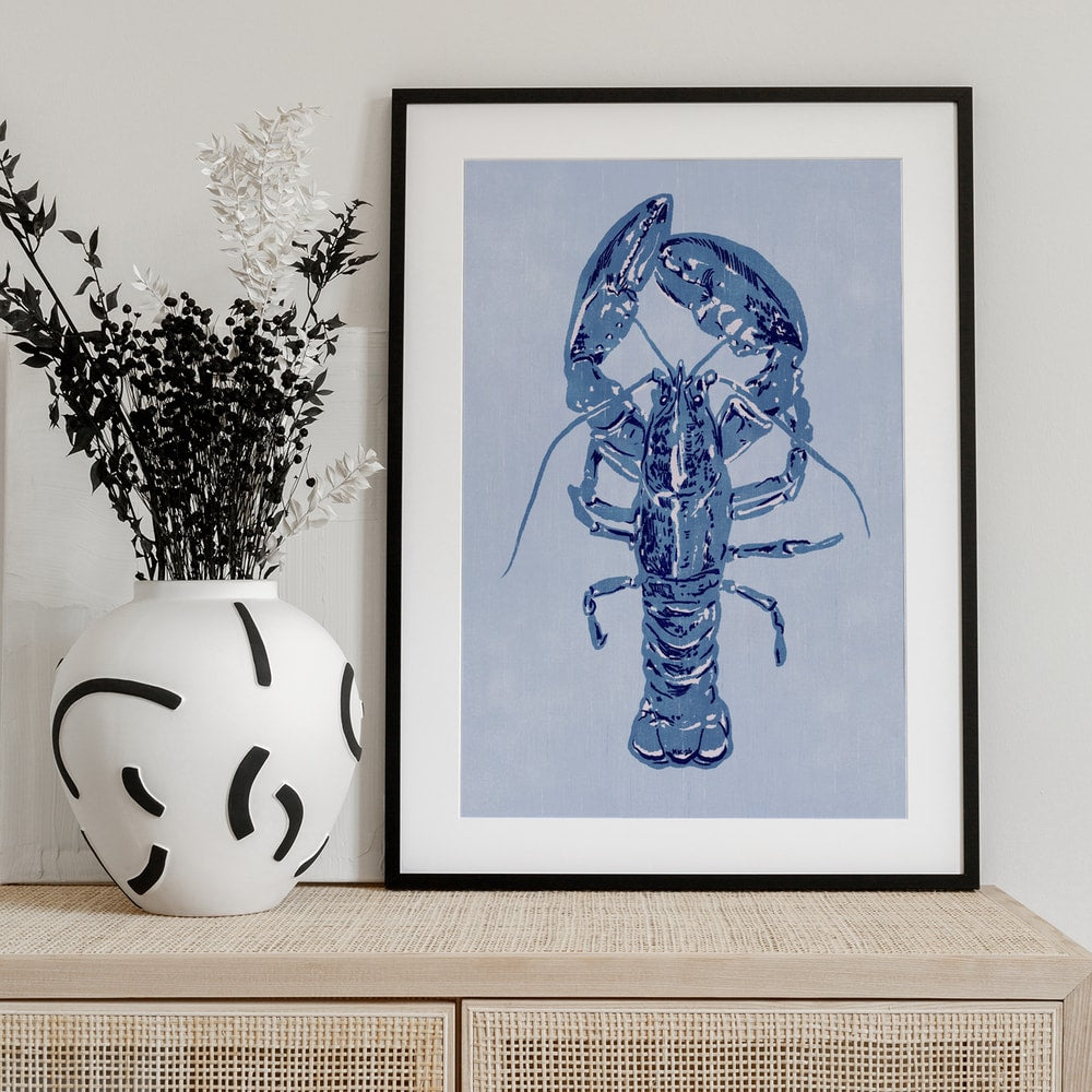 Illustration eines Hummers in Indigoblau auf hellblauem Hintergrund
