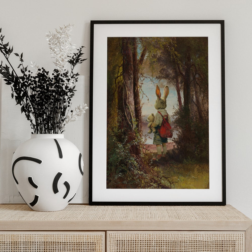 Figur mit Hasenkopf, rotem Rucksack und Teddybär in einem gemalten Wald