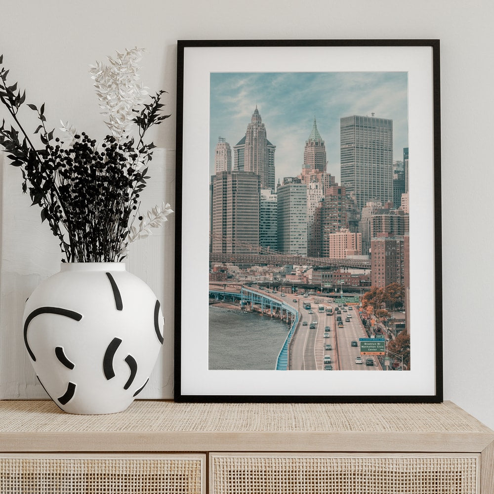 Fotografie der Skyline von Manhattan mit Uferstraße und Autoverkehr am Fluss