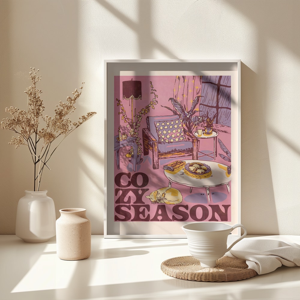 Illustration eines gemütlichen Wohnzimmers mit Sessel, Pflanzen und schlafender Katze, Schriftzug Cozy Season