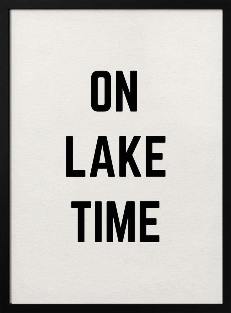 Schwarzer Schriftzug On Lake Time auf hellem Hintergrund