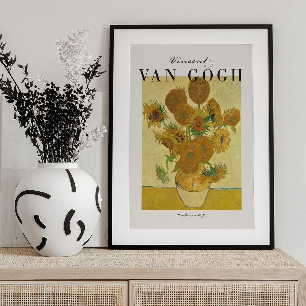 Ausstellungsplakat Vincent van Gogh mit dem Gemälde Sonnenblumen, schwarzer Schriftzug oben