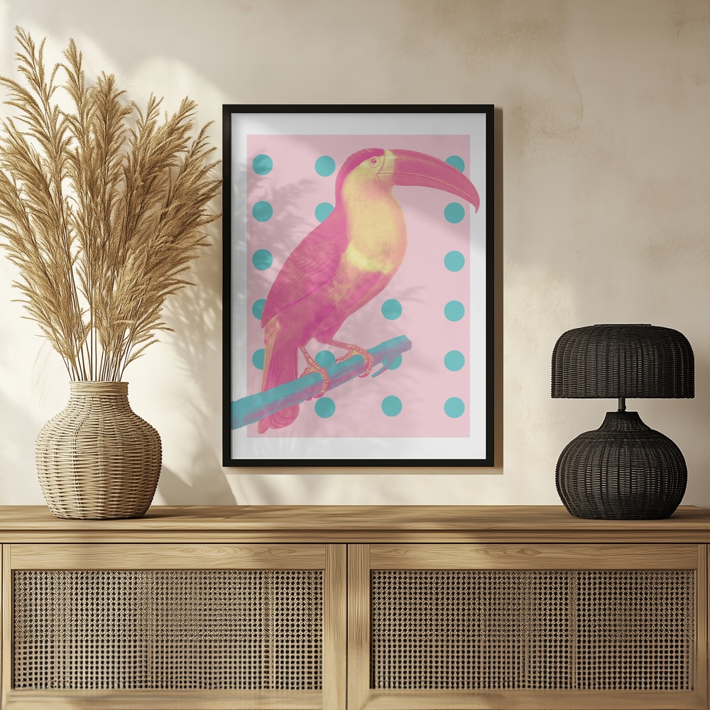 Illustration eines pink-gelben Tukans auf türkisem Ast vor rosa Hintergrund mit Punkten
