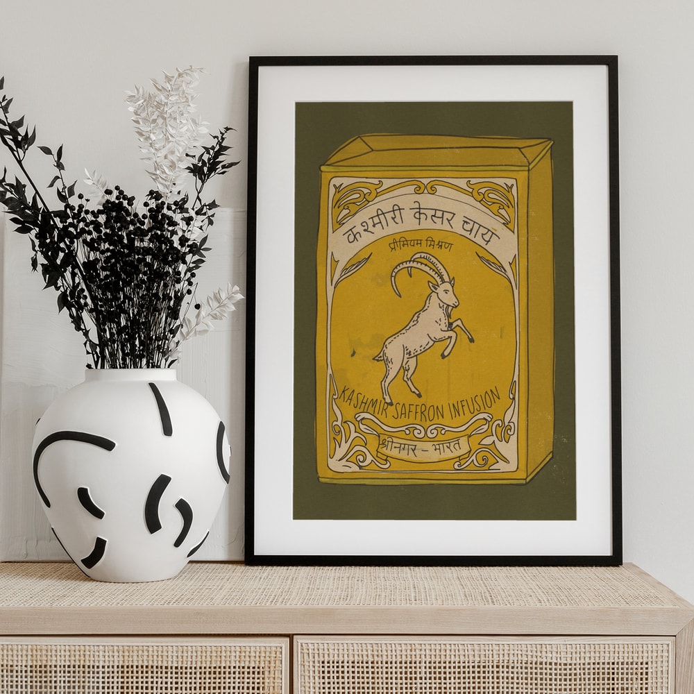 Illustration einer gelben Vintage-Teedose mit Steinbock und Schriftzug Kashmir Saffron Infusion