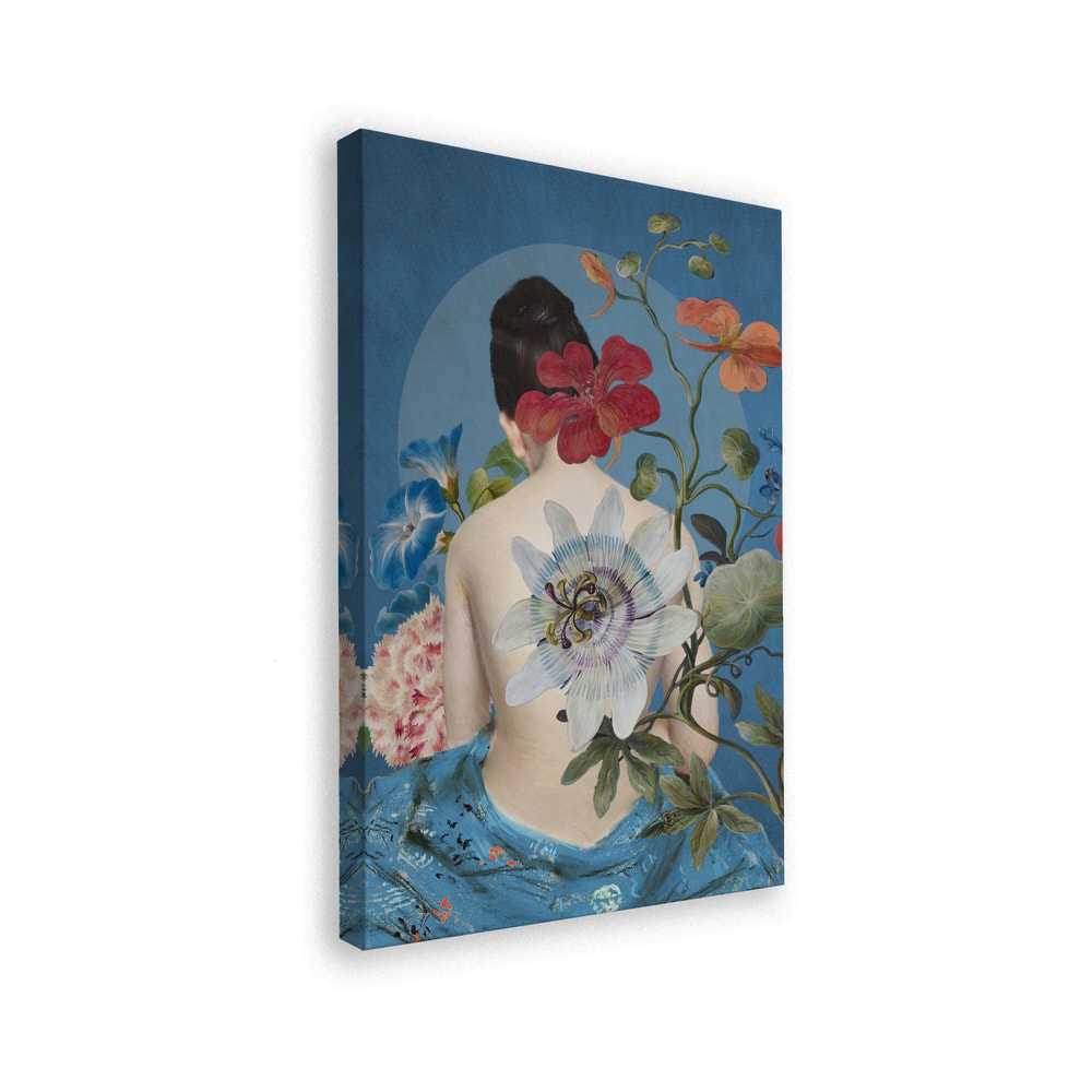 Collage einer Frau von hinten mit Passionsblume, Hibiskus und Winden vor blauem Hintergrund