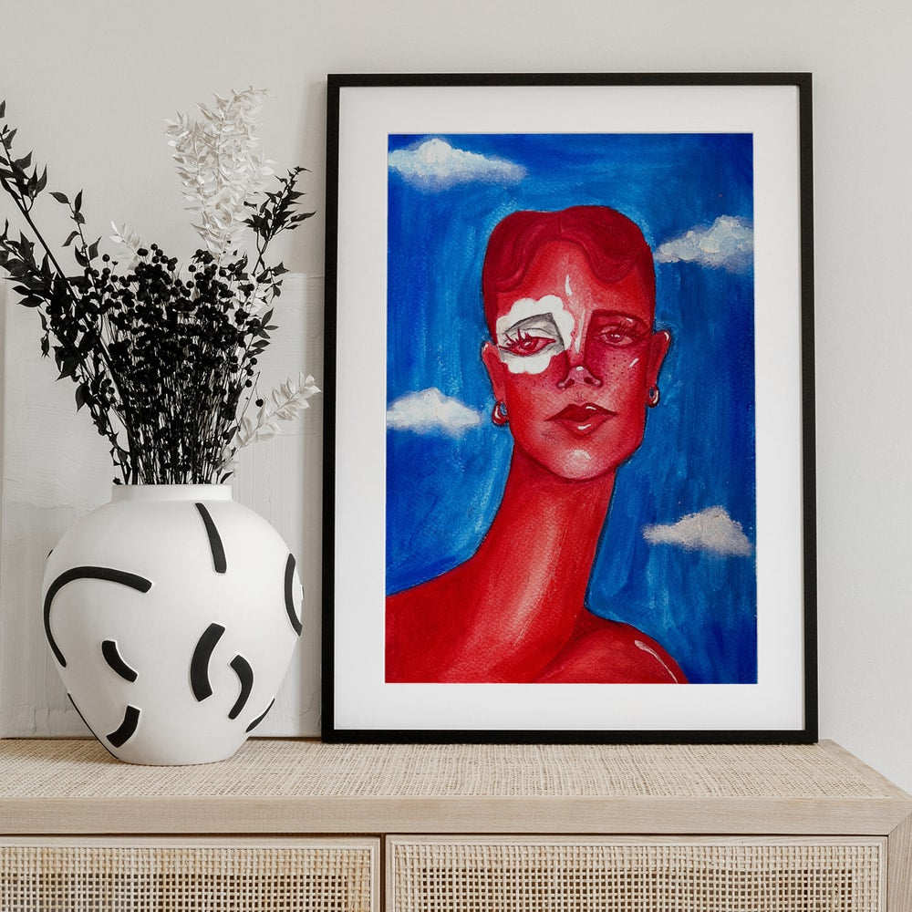 Surreales Porträt einer Frau in Rot vor blauem Himmel mit Wolken