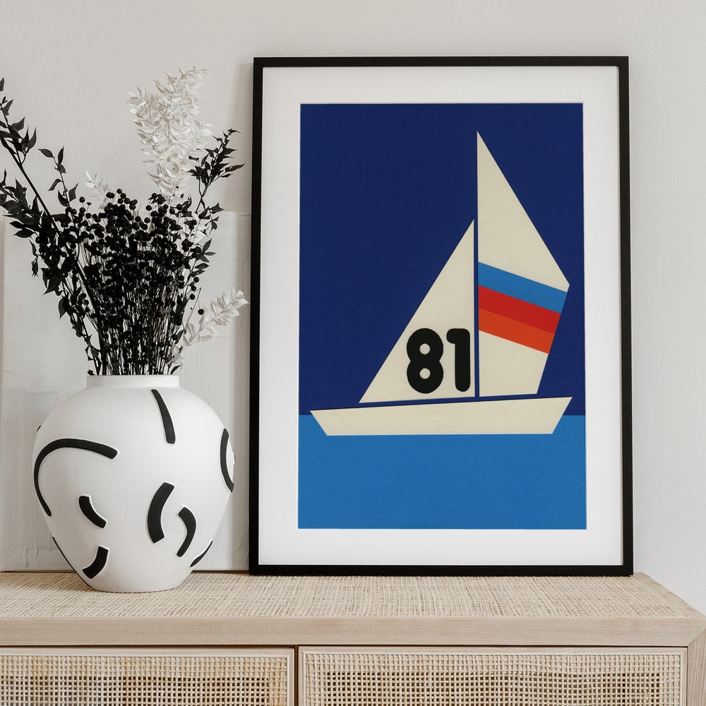 Grafische Illustration eines Segelboots mit Nummer 81 und gestreiftem Segel auf blauem Wasser