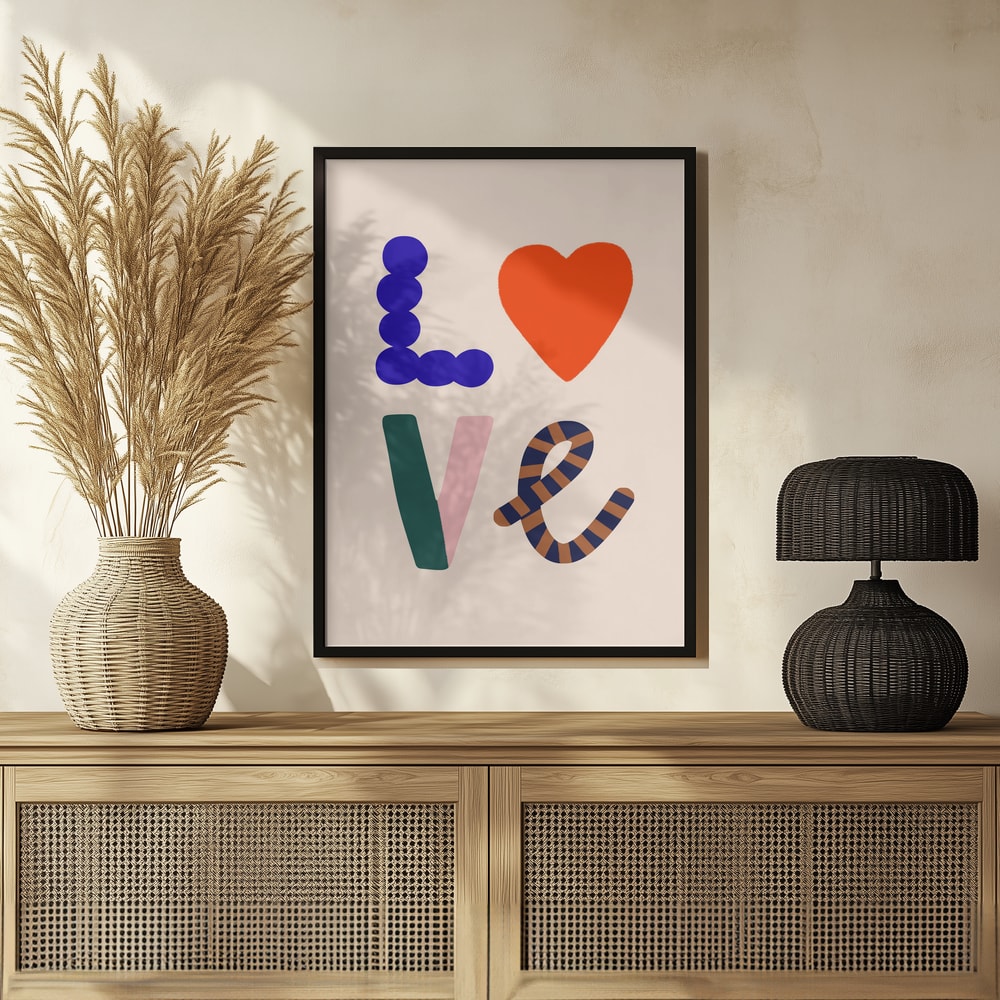 Bunter Schriftzug Love mit orangem Herz statt O auf hellem Hintergrund