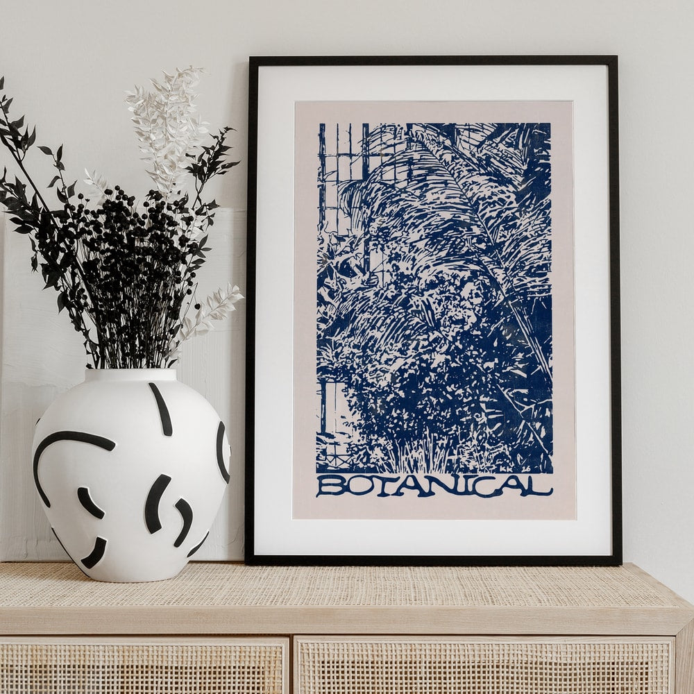 Blaue Illustration von dichten Pflanzen in einem Gewächshaus mit Schriftzug Botanical