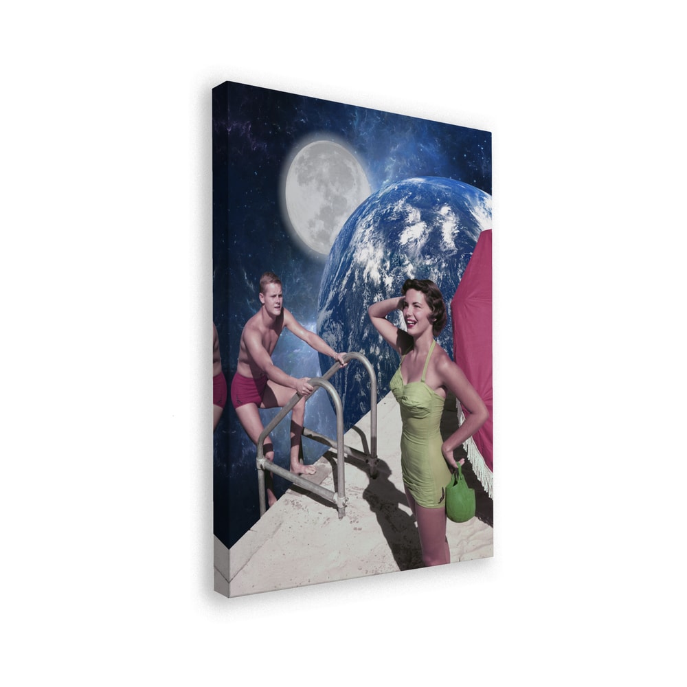 Surreale Collage eines Paars im Retro-Badeanzug am Pool vor Mond und Erde im Weltall