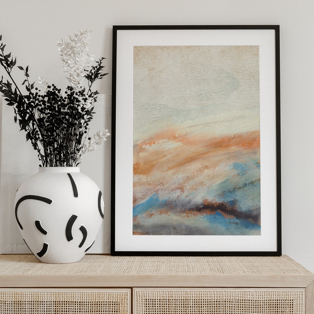 Abstrakte Malerei mit Pinselstrichen in Creme, Pfirsich und Blau, die einen Horizont andeuten