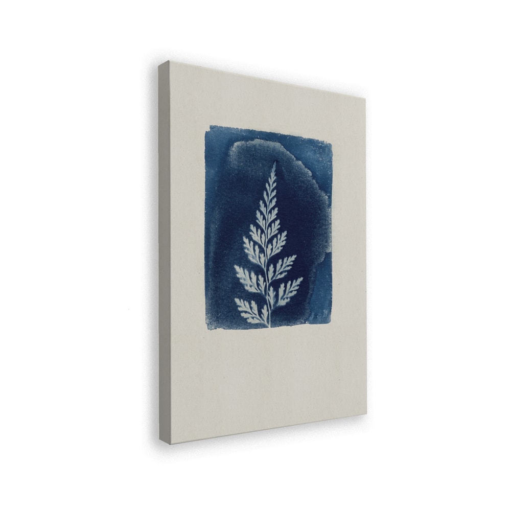 Weißes Farnblatt auf blauem Quadrat im Cyanotypie-Stil auf hellem Papier