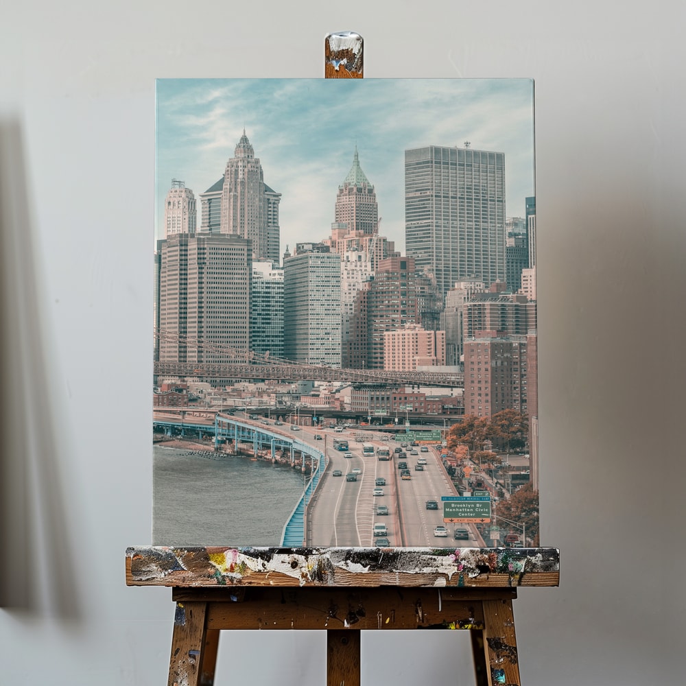 Fotografie der Skyline von Manhattan mit Uferstraße und Autoverkehr am Fluss