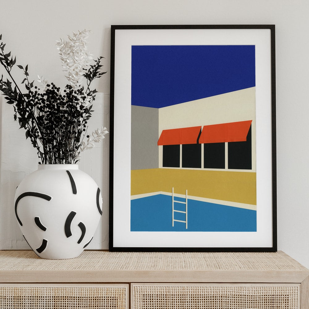 Grafische Illustration eines Gebäudes mit roten Markisen am blauen Pool