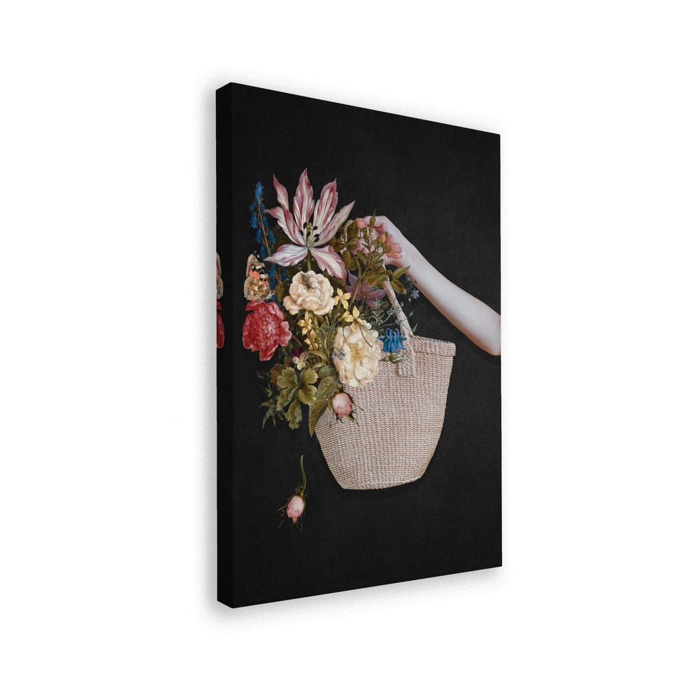 Collage einer Hand mit geflochtenem Korb voller Blumen vor schwarzem Hintergrund