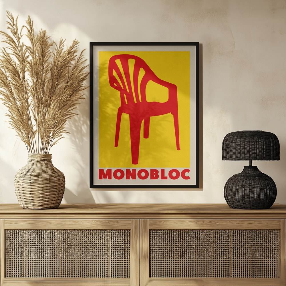 Grafische Illustration eines roten Monobloc-Stuhls vor gelbem Hintergrund mit Schriftzug Monobloc
