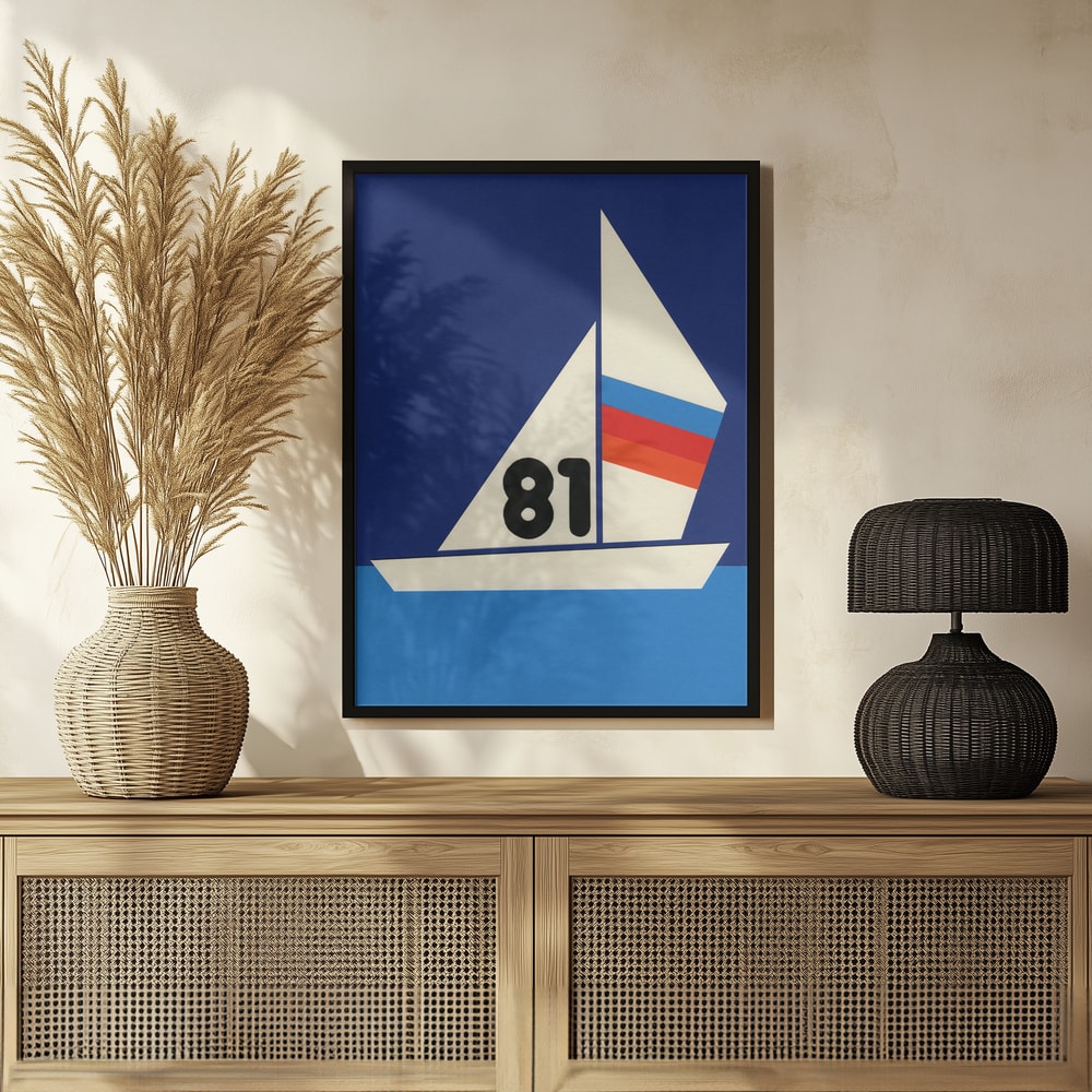 Grafische Illustration eines Segelboots mit Nummer 81 und gestreiftem Segel auf blauem Wasser
