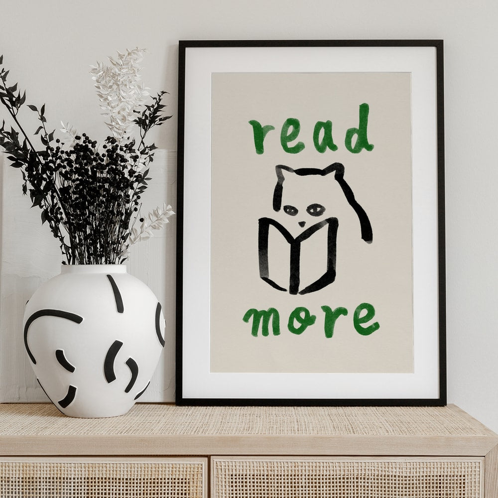 Pinselzeichnung einer Katze hinter einem Buch mit grünem Schriftzug read more