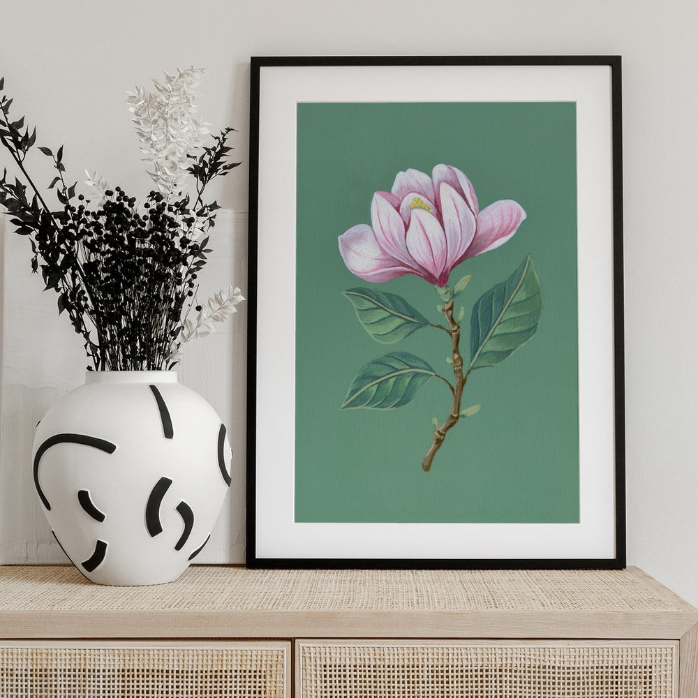 Illustration eines Magnolienzweigs mit rosa Blüte auf salbeigrünem Hintergrund