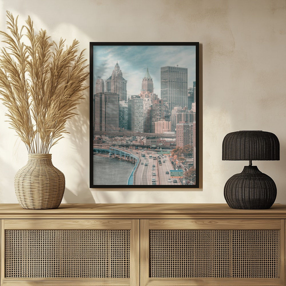 Fotografie der Skyline von Manhattan mit Uferstraße und Autoverkehr am Fluss