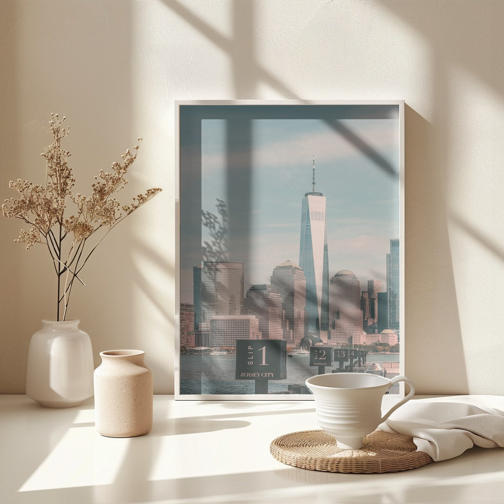 Fotografie der Skyline von Lower Manhattan mit One World Trade Center und Fähranlegern