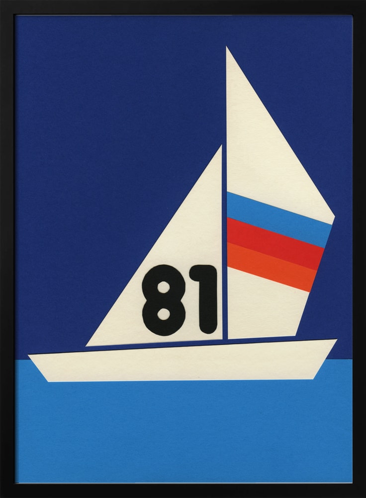 Grafische Illustration eines Segelboots mit Nummer 81 und gestreiftem Segel auf blauem Wasser