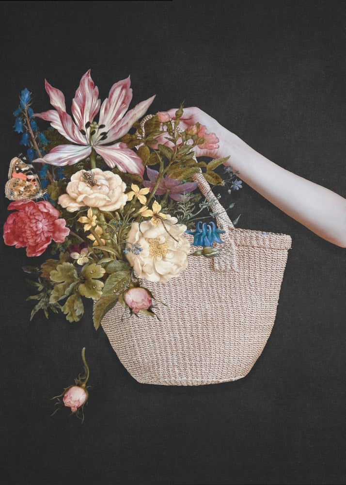 Collage einer Hand mit geflochtenem Korb voller Blumen vor schwarzem Hintergrund