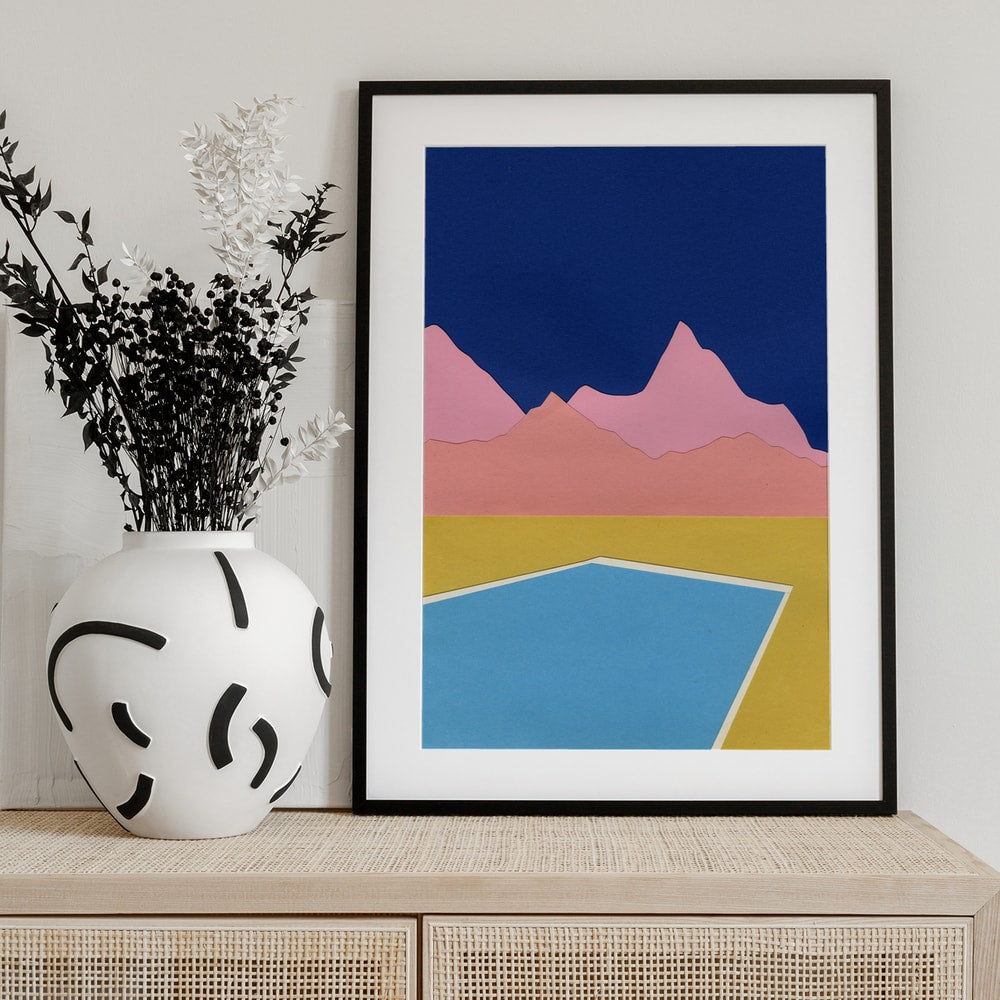 Grafische Illustration eines blauen Pools vor rosa Bergen und dunkelblauem Himmel